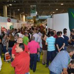 Asistentes a la feria Infoagro Exhibition en 2015 visitan los expositores de la muestra