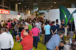 Asistentes a la feria Infoagro Exhibition en 2015 visitan los expositores de la muestra
