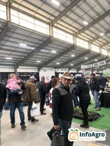 Dentro de Building C en World Ag Expo  